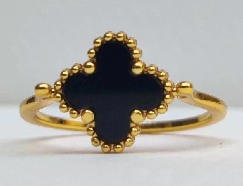 Rotatable clover ring